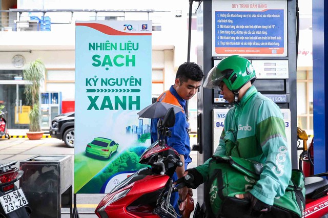 Nên giảm thuế xăng dầu đến hết năm nay - Ảnh 1