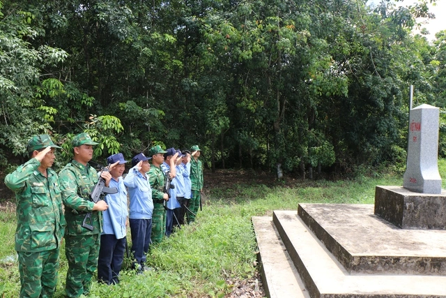 Cao su Tân Biên: Giữ vững sản xuất, chắc vùng biên, ấm tình đồng chí - Ảnh 2