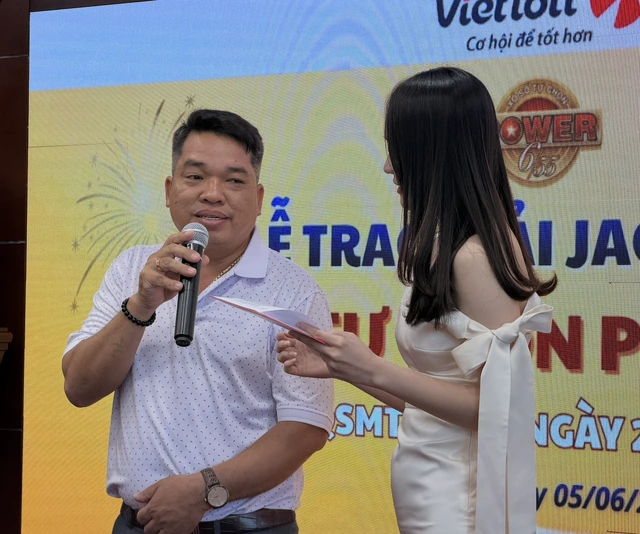Người vừa trúng 84 tỉ Vietlott công khai lộ mặt - Ảnh 1