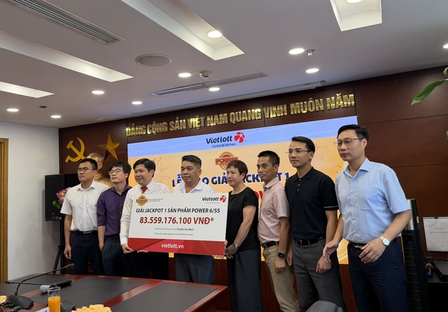Người vừa trúng 84 tỉ Vietlott công khai lộ mặt - Ảnh 3