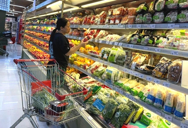 Lạm phát tăng hơn 4%, nhập siêu gần 14 tỉ USD - Ảnh 1