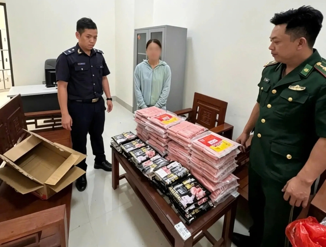 Bắt hơn 900 kg chân gà hôi thối, xúc xích không rõ nguồn gốc - Ảnh 1