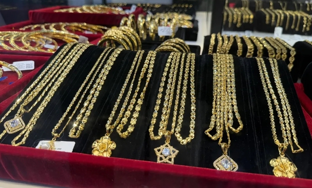 Giá vàng 'bất động' dù thế giới sắp 'thủng' đáy 4.000 USD/ounce - Ảnh 1