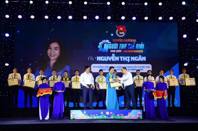 Người phụ nữ thầm lặng giữ màu xanh cho nhà máy cao su - Ảnh 2