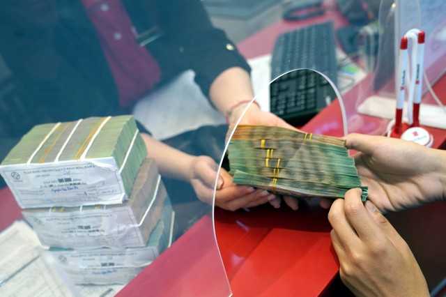 Lượng tiền gửi của người dân vào ngân hàng tăng cao kỷ lục - Ảnh 1