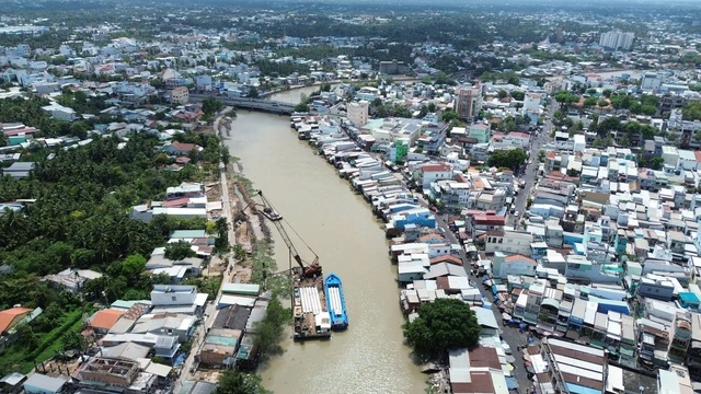Vướng mặt bằng, đường ngàn tỉ ven sông Bảo Định, nhiều đoạn làm 'cầm chừng' - Ảnh 1