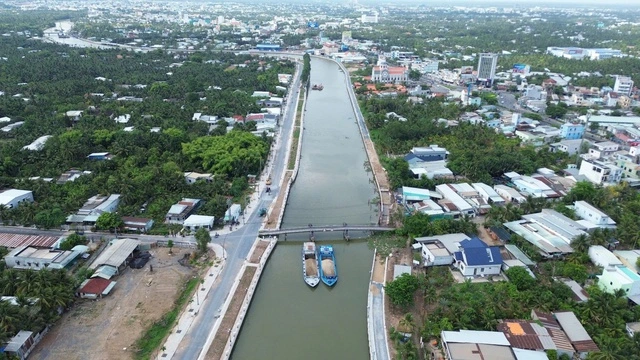 Vướng mặt bằng, đường ngàn tỉ ven sông Bảo Định, nhiều đoạn làm 'cầm chừng' - Ảnh 2