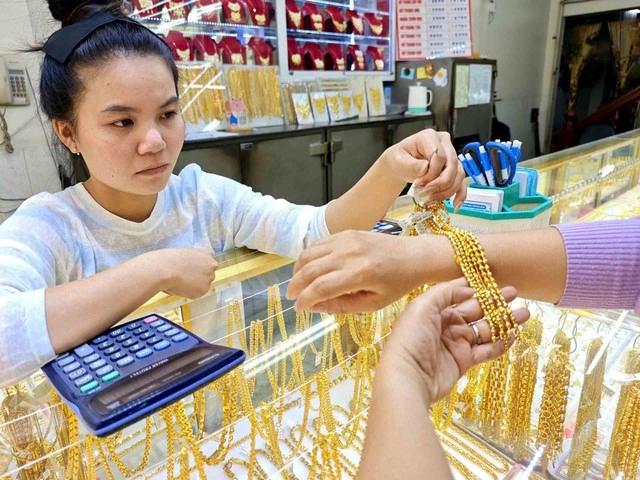 Giá vàng giảm không phanh, bắt đáy cũng lỗ nặng - Ảnh 1