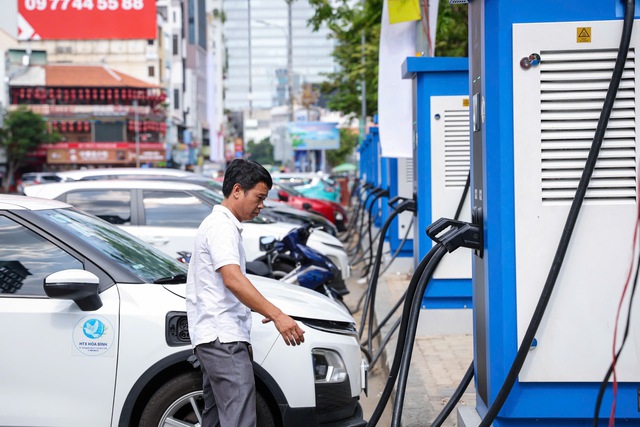 Các trạm sạc xe điện có thể mua điện tái tạo trực tiếp, không qua EVN - Ảnh 1