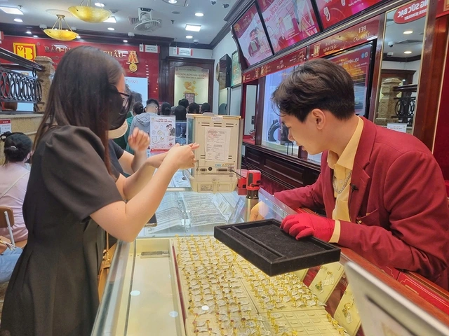 Giá vàng nhào lộn liên tục, người mua vẫn lỗ - Ảnh 2
