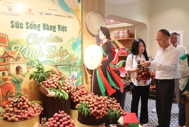 Vải thiều 'đổ bộ' phố hàng hiệu nổi tiếng nhất Hà Nội - Ảnh 1