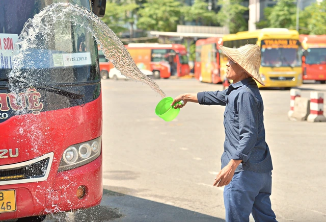 Nắng nóng gia tăng, hôm nay có 2 địa phương nhiệt độ vượt 40 độ C - Ảnh 2