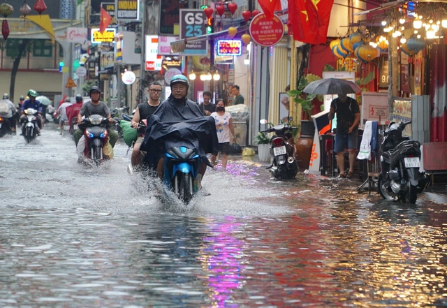 TP.HCM và Nam bộ còn mưa lớn kéo dài đến ngày mai - Ảnh 1