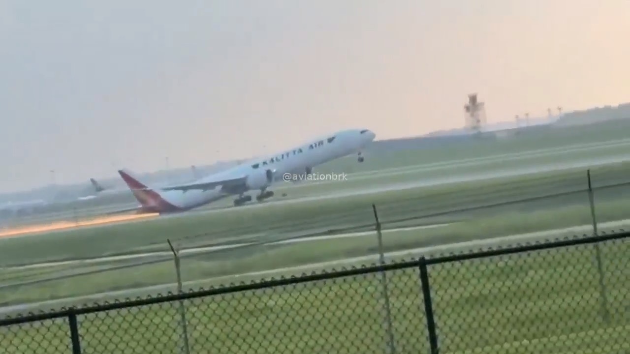 Máy bay Boeing 777 cào đuôi xuống đường băng, tia lửa bắn tung tóe khiến nhiều người kinh hãi, khoảnh khắc nghẹt thở được ghi lại - Ảnh 1