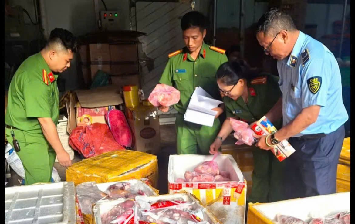 Đột kích 2 kho thực phẩm, phát hiện gần 1 tấn thịt heo, đùi gà không rõ nguồn gốc đang bốc mùi nồng nặc