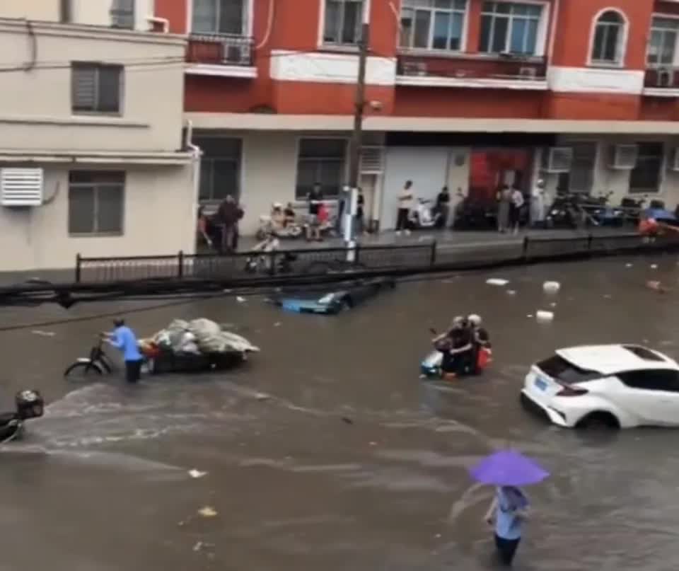 Cảnh không tưởng ở Thượng Hải lúc này: Mưa lớn gây ngập lụt diện rộng, ô tô "bơi" trên phố, hơn 70.000 nhân viên cứu hộ được điều động - Ảnh 1