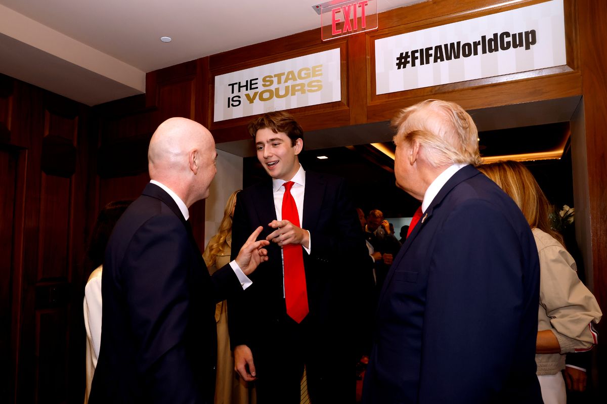 Đệ nhất công tử nước Mỹ Barron Trump là tâm điểm của khán đài chung kết World Cup vì chiều cao hơn 2 mét - Ảnh 1