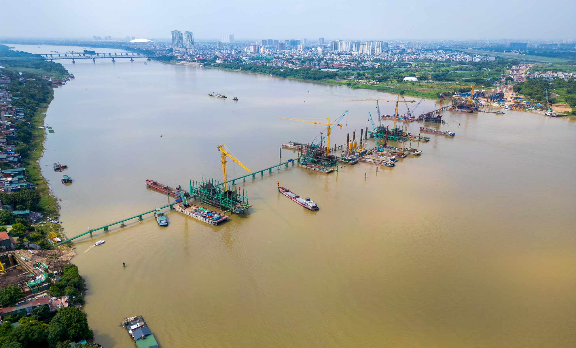 Ngắm đại công trường xây cầu 16.000 tỷ ở trung tâm Hà Nội: Quy tụ 100 máy móc, hơn 500 nhân sự, dùng lượng thép gấp 5 cầu Long Biên