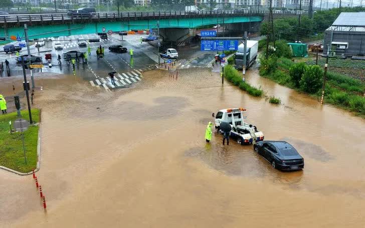 Mưa lớn gây lũ lụt và thiệt hại trên diện rộng tại Hàn Quốc - Ảnh 1