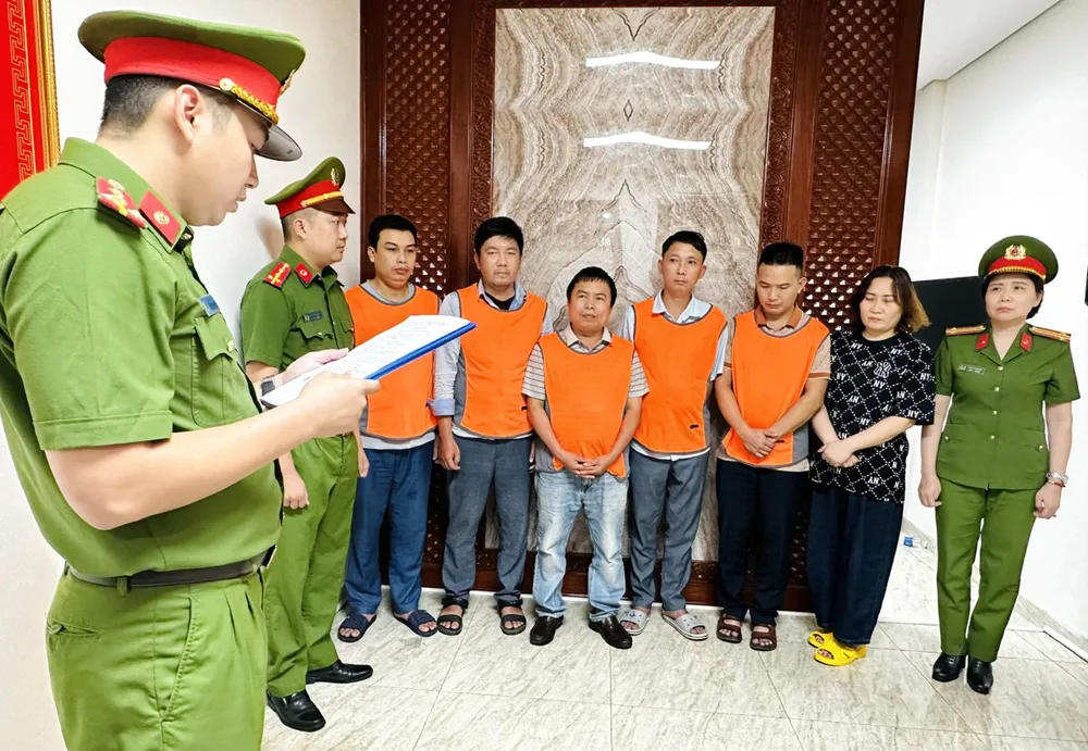Bắt giám đốc, phó giám đốc công ty lập khống hồ sơ thí nghiệm vật liệu xây dựng - Ảnh 1