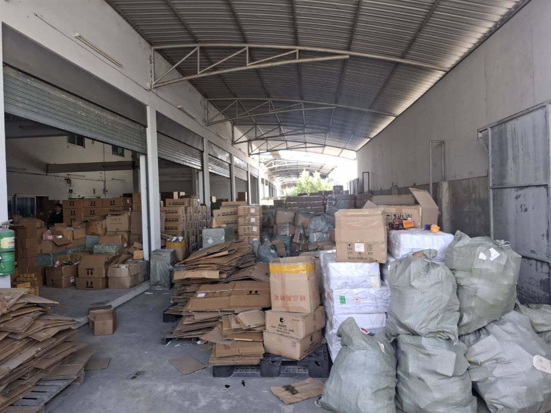 1 trung tướng chỉ huy cuộc đột kích, phát hiện đường dây nhập lậu dầu gội và sữa rửa mặt giả, tịch thu gần 120.000 sản phẩm - Ảnh 1