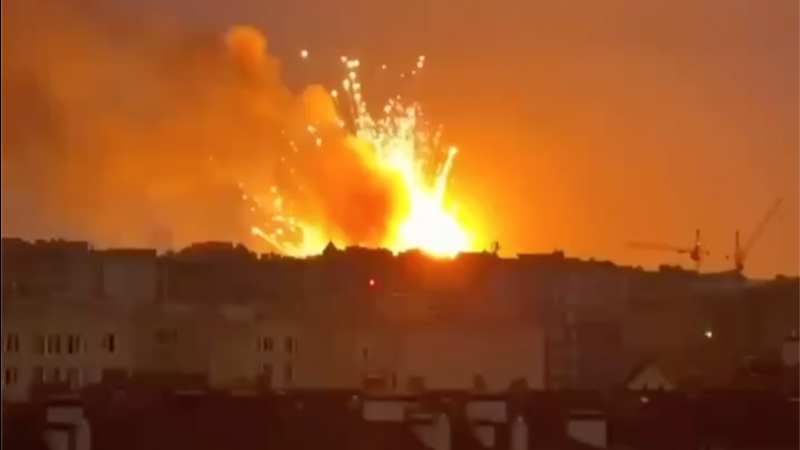 Kiev kích nổ vũ khí hạng nặng, rút khỏi Konstantinovka - Nga đánh lớn Odesa, tàu chiến nã đạn thị uy sát bờ biển Anh - Ảnh 1