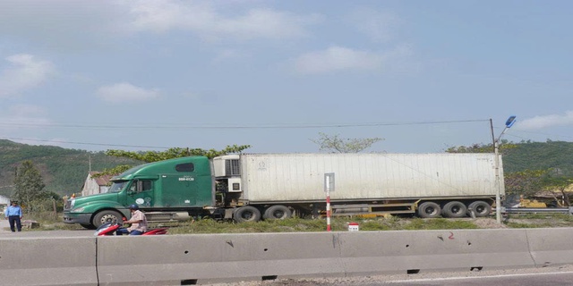 Phát hiện xe tải màu xanh lạ, công an Việt Nam lập tức theo dõi giám sát, kiểm tra - Ảnh 1