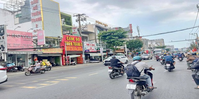 Công an xuất hiện tại nhà trọ ở ngõ 358 Bùi Xương Trạch, một người dân bị đưa đi - Ảnh 1