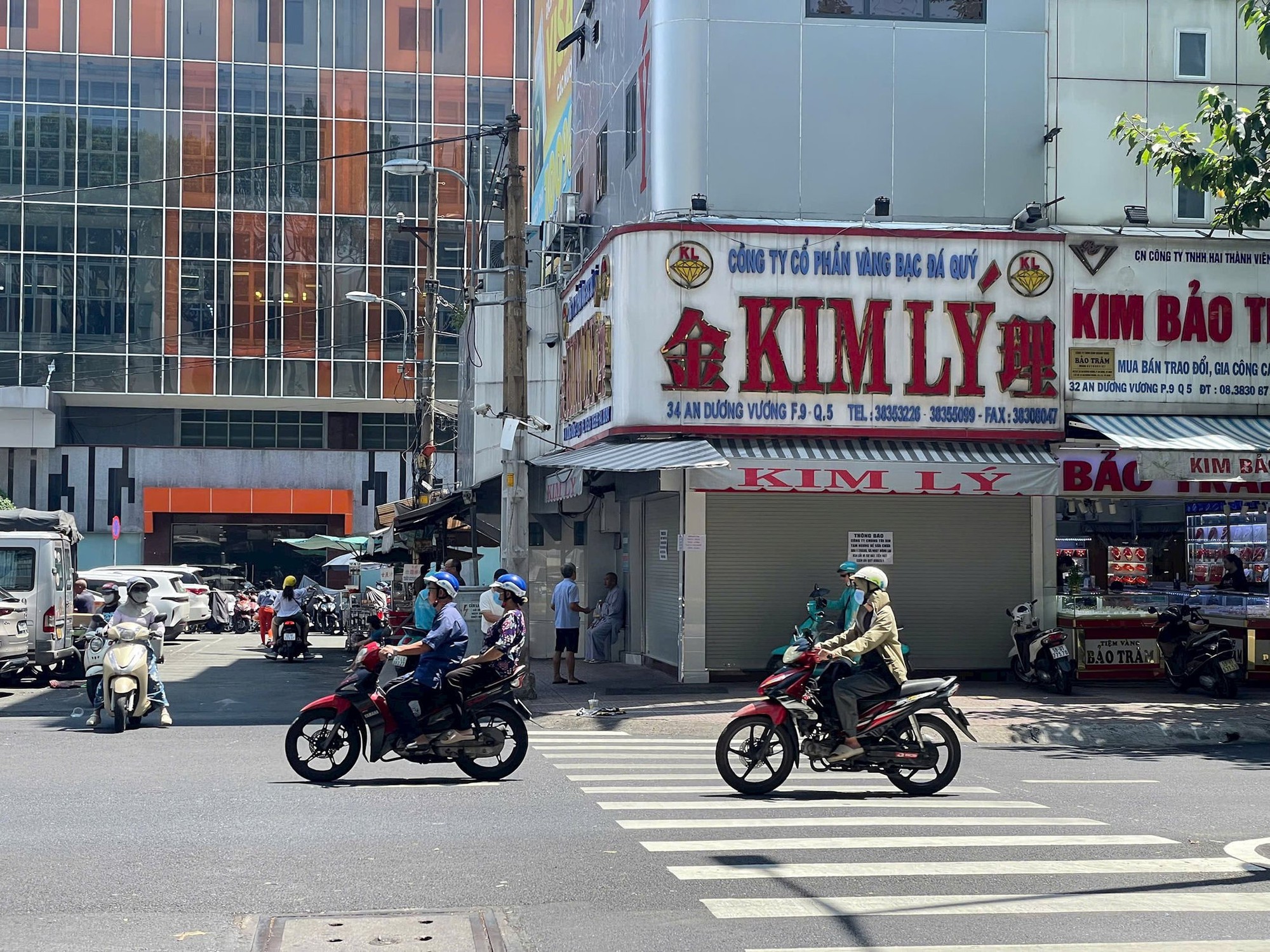 “Phố kim cương” ở TP.HCM vắng lặng sau vụ 30.000 viên kim cương, tiệm vàng Kim Lý đóng cửa - Ảnh 1