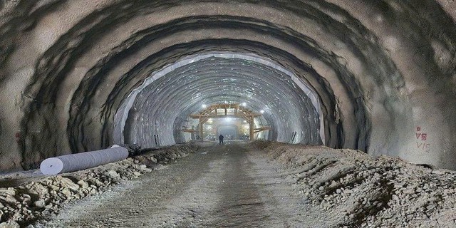 Khối đá lớn rơi xuống, hầm cấp đặc biệt dài 3.200m lóe sáng, 1.000 người Việt Nam vỡ òa vì thành công lớn - Ảnh 1