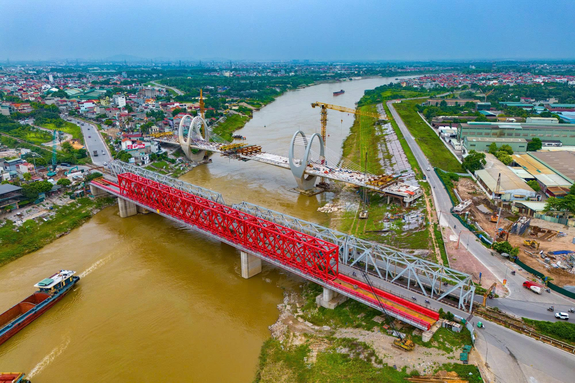 Ít ngày nữa sẽ hợp long cây cầu hơn 1.800 tỷ nối Hà Nội với "thủ phủ công nghiệp" nước ta, thay thế cây cầu hơn 120 năm tuổi