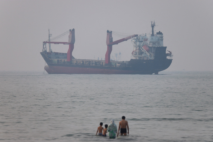Tàu chở dầu bị vật thể bay không xác định tấn công tại eo biển Hormuz - Ảnh 1