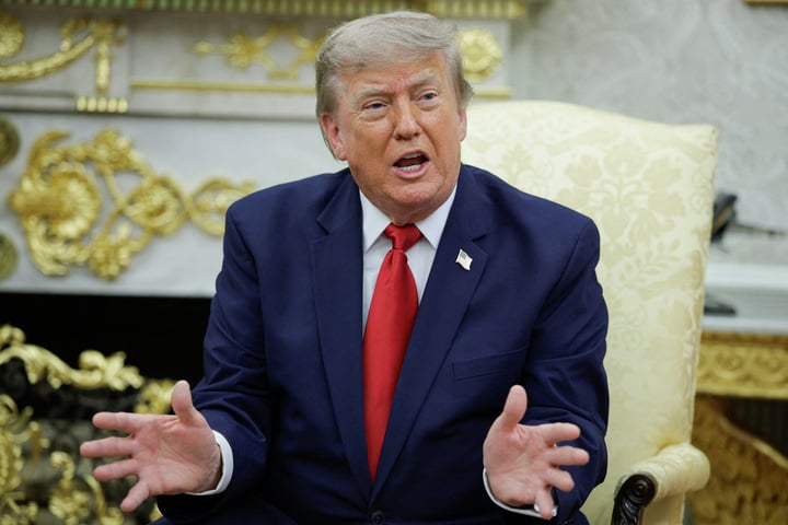Ông Trump rút lại kế hoạch thu phí tàu thuyền qua eo biển Hormuz - Ảnh 1