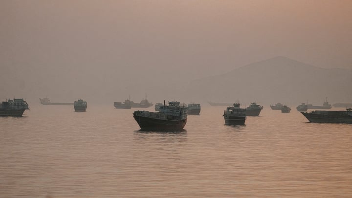 Hai tàu chở dầu phát nổ ở Hormuz, xung đột Mỹ - Iran thêm nóng - Ảnh 1