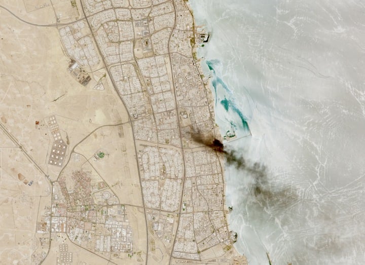 Tàu bốc cháy tại eo biển Hormuz, Mỹ - Iran nguy cơ trở lại giao tranh toàn diện