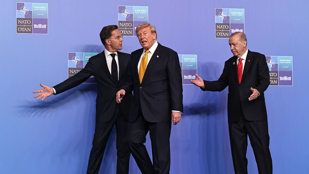 Hội nghị NATO đem tin vui 70 tỷ euro cho Ukraine, châu Âu vẫn '9 người 10 ý' - Ông Trump chấm '12 điểm' - Ảnh 1