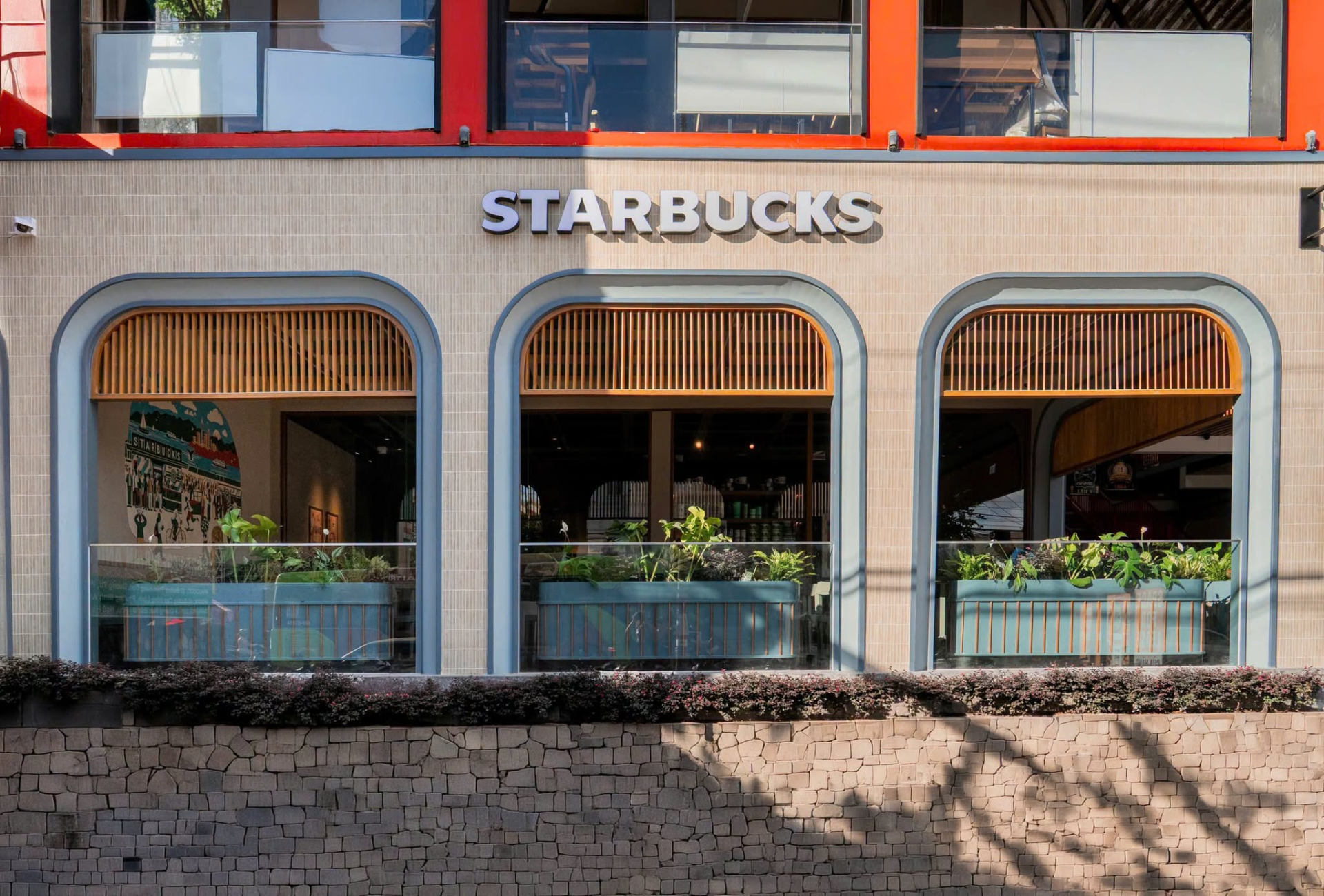 Starbucks Việt Nam gây tranh cãi vì lạm dụng AI, khách hàng chê đồng phục và thiết kế "mất chất"
