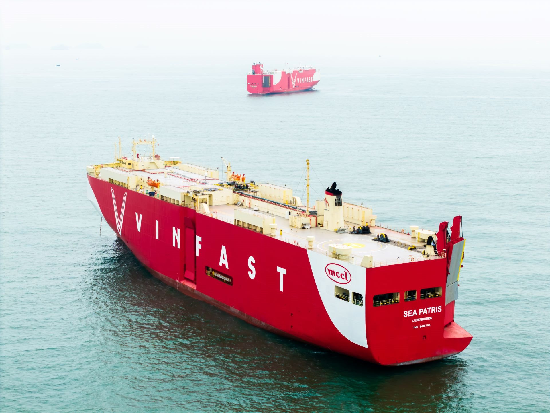 Phát hiện 2 tàu lớn có logo VinFast xuất hiện ở vùng biển gần cảng Hải Phòng, thực hiện nhiệm vụ đặc biệt - Ảnh 1