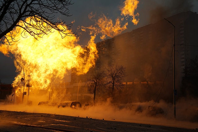 Kramatorsk rực lửa, Ukraine sơ tán quy mô lớn – Ông Putin tuyên bố nóng, kịch bản 30 vạn quân tiến công Kiev lộ diện? - Ảnh 1