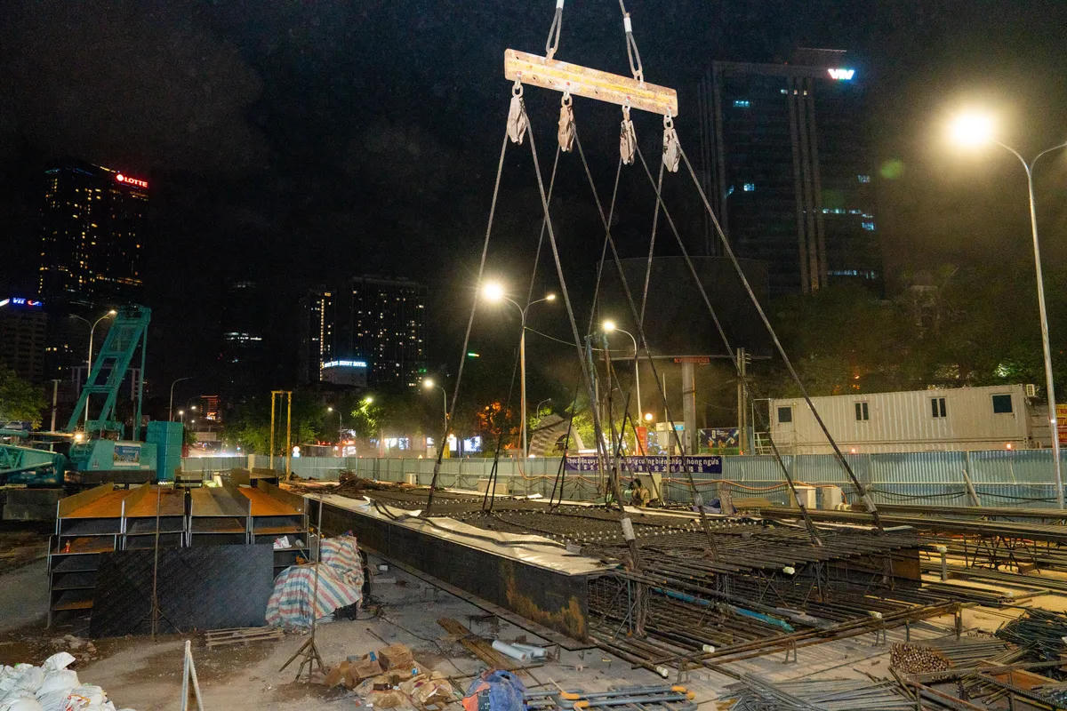 Metro số 5 Hà Nội hạ thành công lồng thép 38,5 tấn đầu tiên tại ga ngầm Vành đai 1 - Ảnh 1