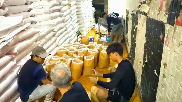 Bắt quả tang 10 người trong kho hàng, thu giữ gần 70 tấn hàng cùng máy móc và con dấu vuông - Ảnh 1