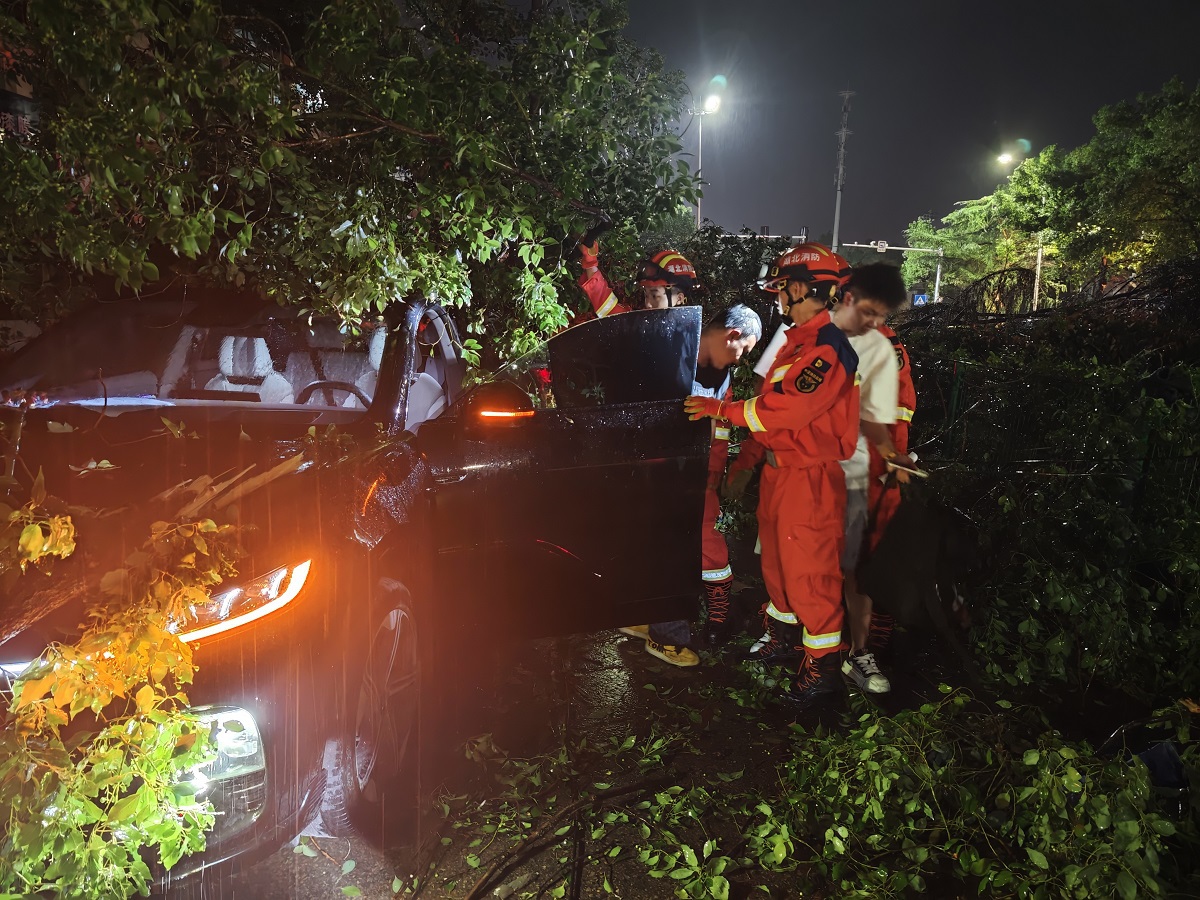 Lốc xoáy dữ dội "xé toạc" trường đại học, nhà cửa tại Trung Quốc: 11 người thiệt mạng, hơn 330 người bị thương - Ảnh 1