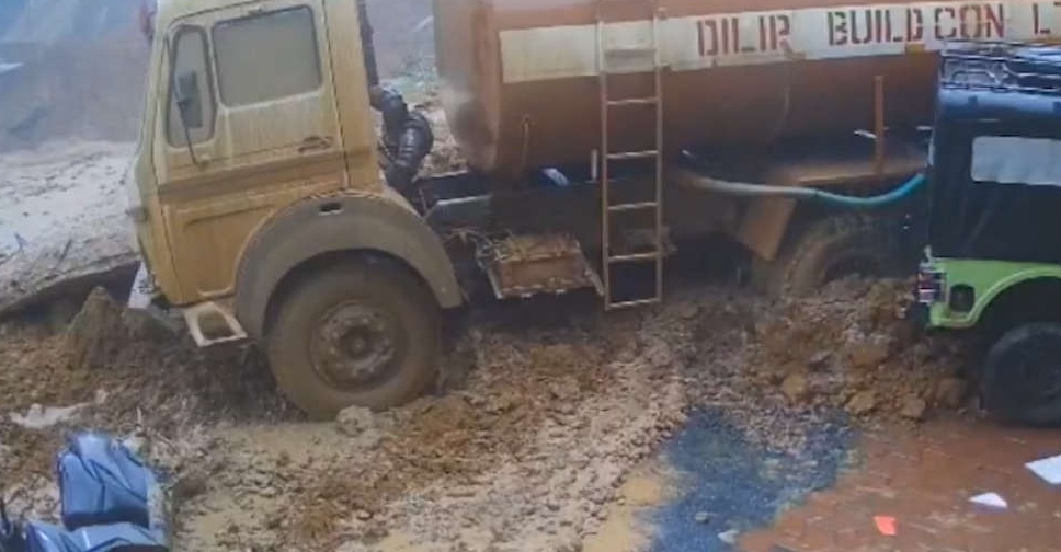 VIDEO: Cảnh tượng kinh hoàng khi mưa lớn gây sạt lở tại công trường, ít nhất 5 người thiệt mạng