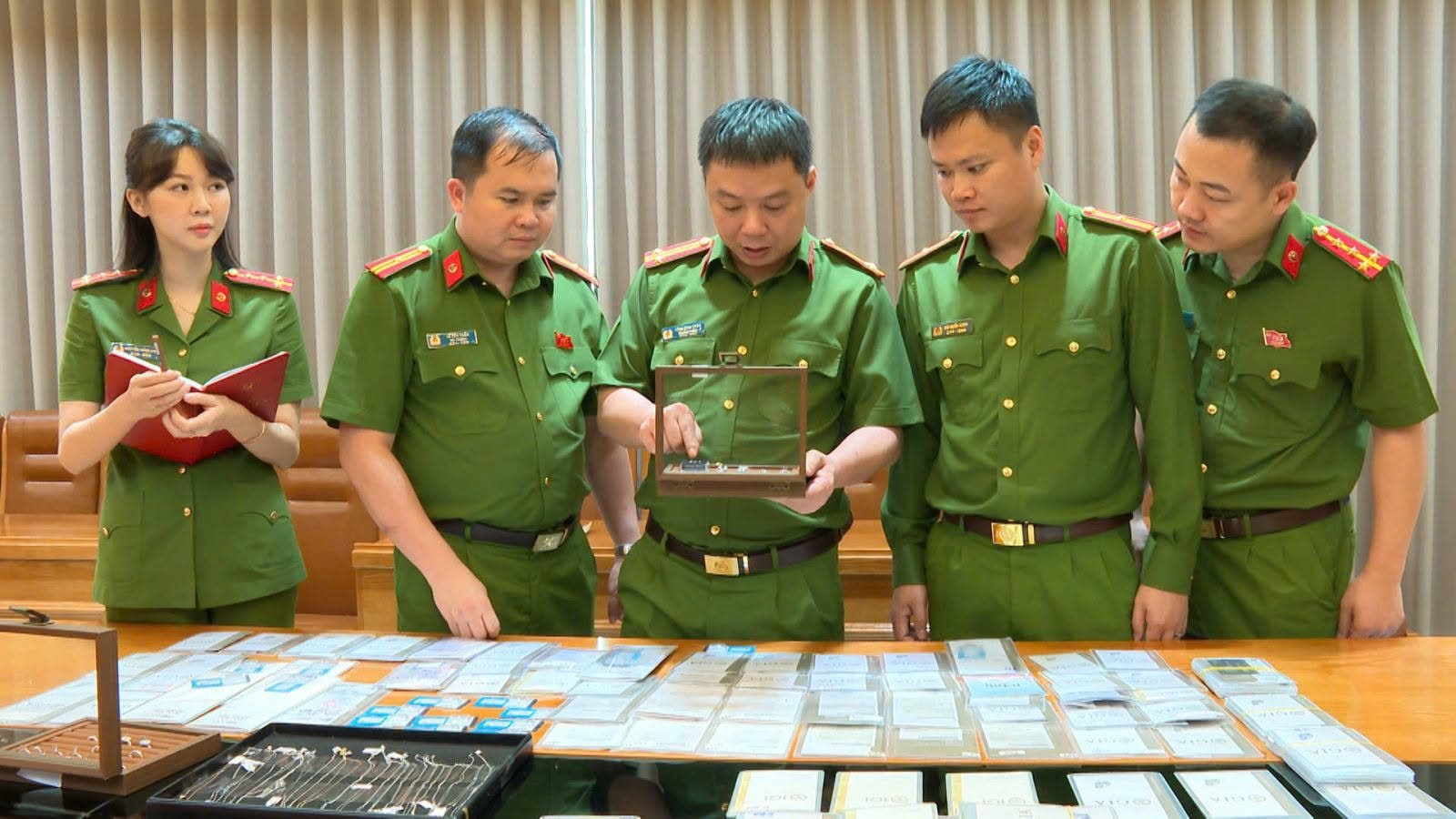 Công an hé lộ "chiêu bài" phù phép kim cương giả hàng trăm tỷ đồng: Mua kim cương nhập lậu giá rẻ từ Hồng Kông, mài bỏ mã GIA, cấp giấy kiểm định mới rồi bán kiếm lời - Ảnh 1