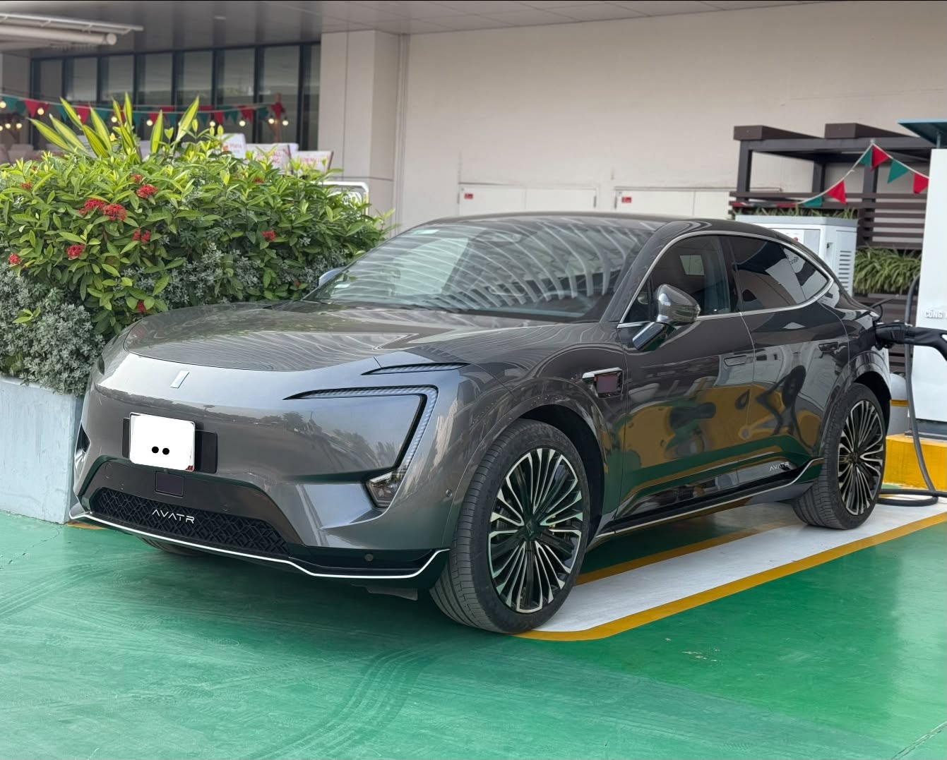 SUV điện Avatr 11 đầu tiên xuất hiện ở Hà Nội: Dài hơn Palisade, sạc 10 phút đi được 200 km, nội thất 'ngập' màn hình - Ảnh 1