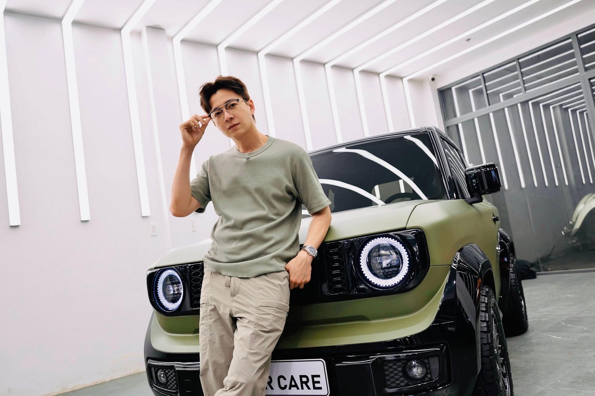 VinFast VF 3 của Ngô Kiến Huy độ chiến như Jeep thu nhỏ: Màu quân đội, lốp béo, ghế thể thao, thêm màn hình kép long lanh