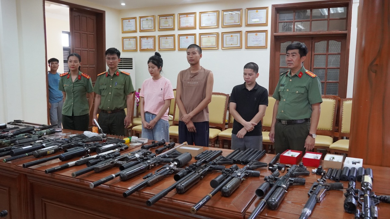 Công an ập vào khám xét nhiều địa điểm, bắt giữ Đào Thị Lan Anh SN 2005 trong chuyên án quy mô đặc biệt lớn - Ảnh 1