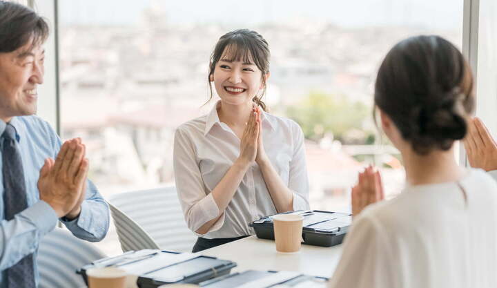 Bắt nữ nhân viên xinh đẹp ngồi cạnh chủ tịch, quản lý bị tòa phạt 1 tháng lương