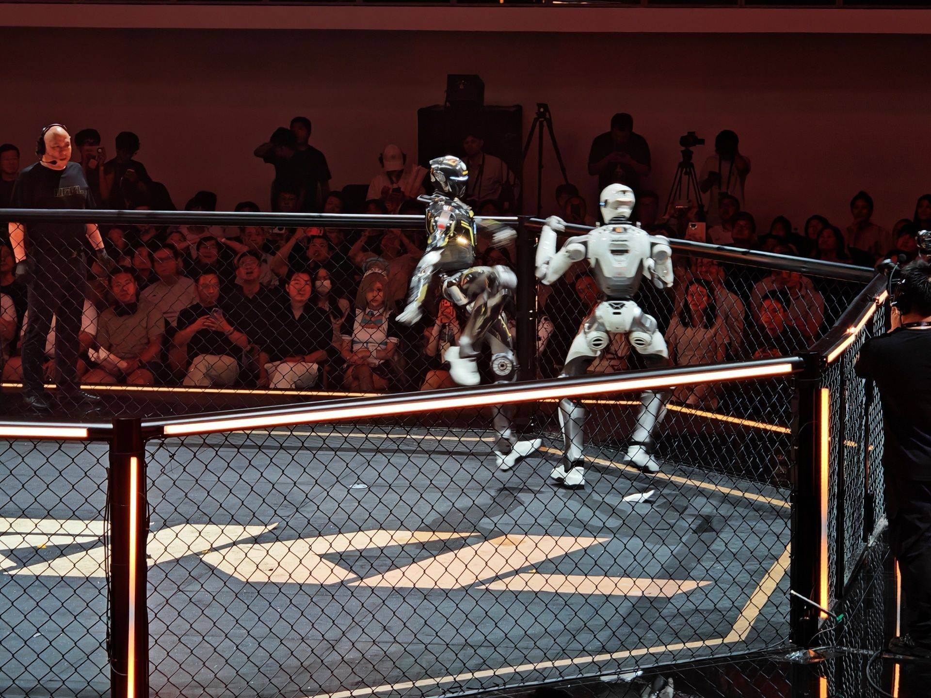 Rợn người màn MMA của robot hình người: Bị đá đứt đầu vẫn lội ngược dòng hạ gục đối thủ, Chân Tử Đan cũng phải giật mình - Ảnh 1