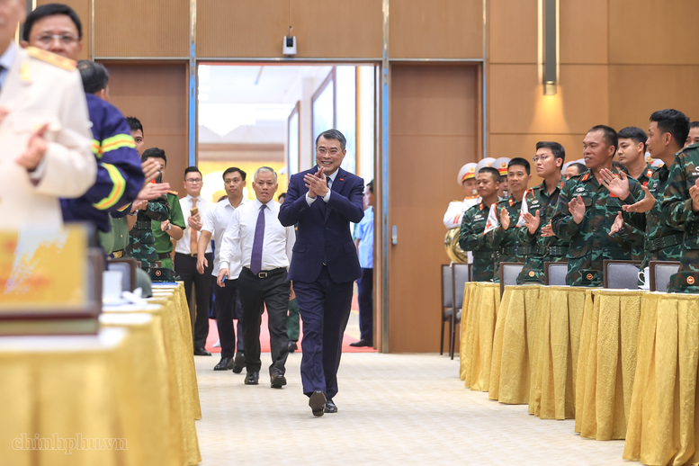 Thủ tướng Lê Minh Hưng: Xây dựng một Việt Nam tự cường nhưng nhân ái, bản lĩnh nhưng hòa hiếu, phát triển nhưng có trách nhiệm - Ảnh 1